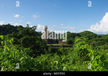 Natura verde paesaggio e una pagoda danneggiato in costruzione in Mrauk U, Stato di Rakhine, Myanmar Foto Stock