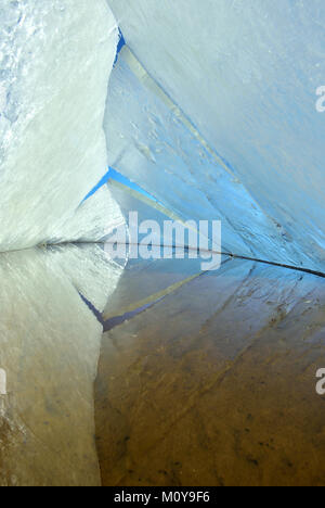 Caleidoscopio. L'abstract sfondo della struttura del ghiaccio. L'inverno. Il ghiaccio sulla superficie del lago . Incrinature nella superficie di ghiaccio. Tempesta di ghiaccio. Foto Stock