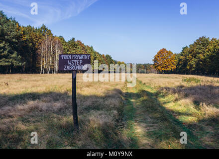 La proprietà privata segno sul bordo della foresta di Kampinos, grandi foreste complesso in Masovian voivodato di Polonia Foto Stock