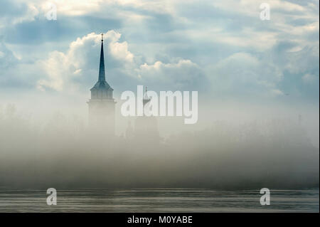 La nebbia di mattina presto Medvedsky Nikolo monastero nel nuovo Ladoga. Novaya Ladoga, Volkhov distretto, regione di Leningrado, Russia Foto Stock