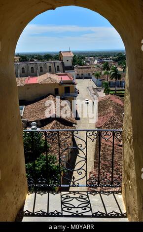 Vista aerea sui tetti di Trinidad, Cuba. UNESCO - Sito Patrimonio dell'umanità. Case colorate di Trinidad, Cuba Foto Stock