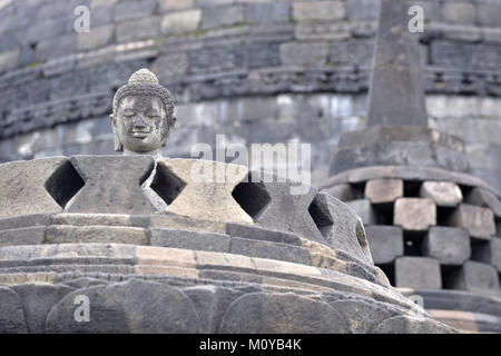 Dettaglio del buddista rilievo scolpite nel tempio di Borobudur in Yogyakarta, Java, Indonesia.. Foto Stock