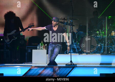 MIAMI, FL - 31 agosto: Enrique Iglesias suona presso AmericanAirlines Arena il Agosto 31, 2012 a Miami in Florida. Persone: Enrique Iglesias trasmissione Ref: FLXX Hoo-Me.com / MediaPunch Foto Stock