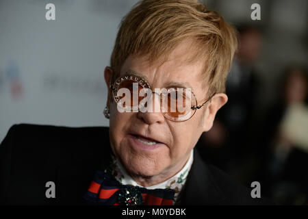 Sir Elton John assiste il venticinquesimo annuale di Elton John AIDS Foundation di New York caduta di gala del 7 novembre 2017. Foto Stock