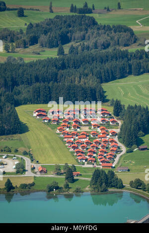 Vista aerea di case vacanza vicino a Lechbruck, Baviera, Germania Foto Stock