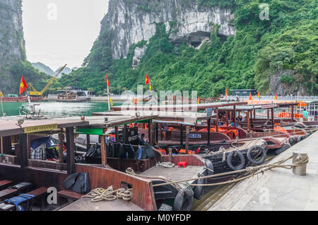 Halong Bay,Vietnam - Novembre 4,2017 : Barche può visto il parcheggio presso il porto di sorpresa grotta (Sung Sot Cave),il Vietnam. Foto Stock