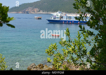 Nave turistica sulla calma il mare blu superficie in tempo di vacanze estive Foto Stock