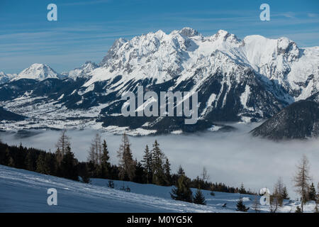 Vista dalla Hauser Kaibling montagna sciistica per il massiccio Dachstein con la vallata Enns nella nebbia,regione Dachstein Schladming Foto Stock