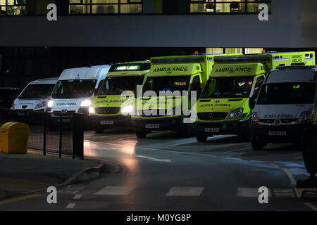 Line-up di ambulanza veicoli responder al di fuori dell'incidente & dipartimento di emergenza a Pinderfields Hospital di Wakefield, West Yorkshire. Foto Stock
