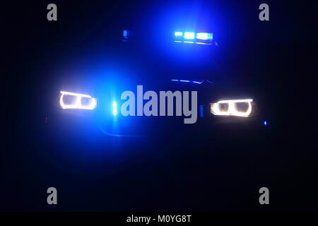 Abstract luci blu su una BMW X5 auto della polizia di Doncaster, nello Yorkshire meridionale. Foto Stock