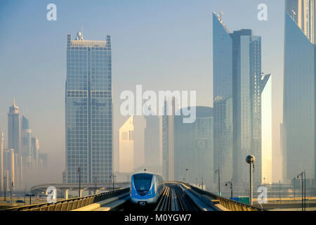 Metropolitana di Dubai con grattacieli su entrambi i lati, centro città, centro città, CBD, Dubai, Emirati Arabi Uniti Foto Stock