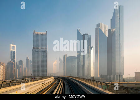 Metro di Dubai con grattacieli su entrambi i lati Foto Stock