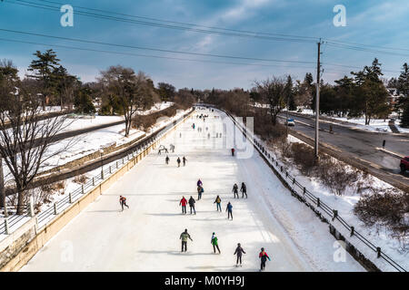 OTTAWA, ONTARIO / CANADA - 20 gennaio 2018: persone PATTINAGGIO SUL CANALE RIDEAU Foto Stock