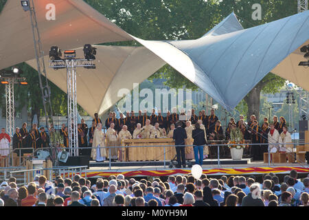 Germania, Colonia, il culto di apertura del Congresso Eucaristico 2013 al Tanzbrunnen nel quartiere Deutz. Deutschland, Koeln, Eroeffnungsgottesdie Foto Stock