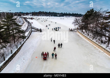 OTTAWA, ONTARIO / CANADA - 20 gennaio 2018: persone PATTINAGGIO SUL CANALE RIDEAU Foto Stock