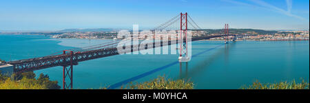 Ponte di aprile 25th,Ponte 25 de Abril oltre il fiume Tejo, Lisbona, Portogallo Foto Stock