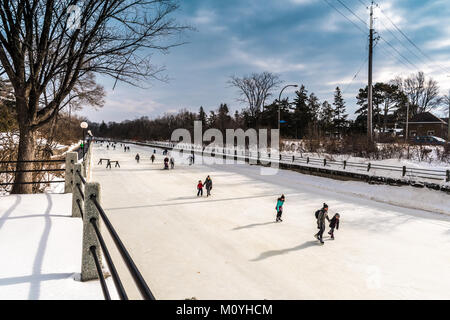 OTTAWA, ONTARIO / CANADA - 20 gennaio 2018: persone PATTINAGGIO SUL CANALE RIDEAU Foto Stock