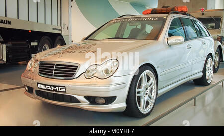 STUTTGART, Germania-Aprile 7, 2017: 2001 Mercedes-Benz C32 Station Wagon F1 Medical Car nel museo Mercedes. Foto Stock