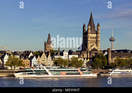 Germania, Colonia, vista sul fiume Reno per il campanile del municipio storico e la chiesa romanica lordi di San Martin. Deutschland, Koeln Foto Stock