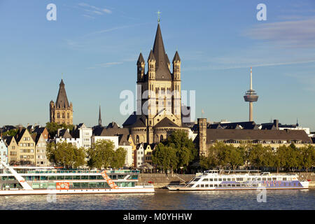 Germania, Colonia, vista sul fiume Reno per il campanile del municipio storico e la chiesa romanica lordi di San Martin. Deutschland, Koeln Foto Stock