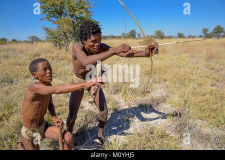 I Boscimani del Ju/' Hoansi-San con arco e frecce nella caccia tradizionale,village //Xa/oba,vicino Tsumkwe,Otjozondjupa regione Foto Stock