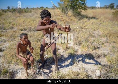 I Boscimani del Ju/' Hoansi-San con arco e frecce nella caccia tradizionale,village //Xa/oba,vicino Tsumkwe,Otjozondjupa regione Foto Stock