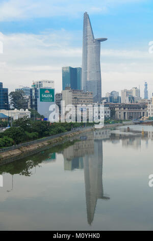 Lo skyline della città di Ho Chi Minh (Saigon) con la torre Bitexco riflessa in un canale disattivato il Fiume Saigon Foto Stock