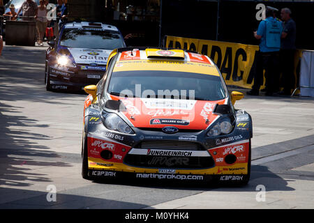 Germania, Colonia, inizio dell'ADAC Rallye Germania, conducente e presentazione del team presso la cattedrale, auto del Jipocar Nazionale Ceca. Deutsc Foto Stock