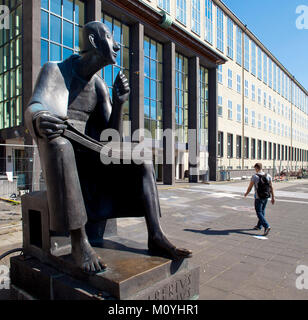 Germania, Colonia, Albertus-Magnus monumento di fronte all'edificio principale dell'Università di Colonia nel quartiere Lindenthal. Deutschland, Koeln Foto Stock