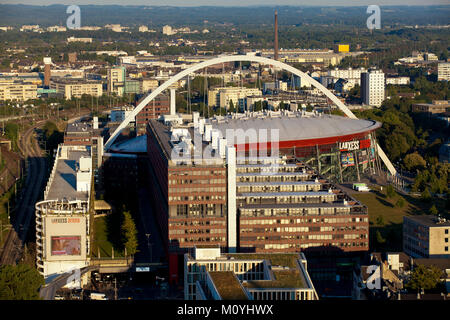 Germania, Colonia, vista dalla torre del triangolo nel quartiere Deutz per la Lanxess Arena precedentemente noto come Koeln Arena, di fronte al municipio. Foto Stock