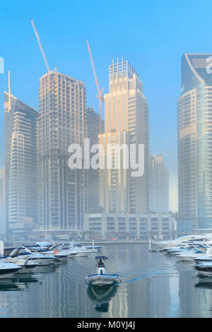 Vista dei grattacieli di ricche Dubai Marina area della città Foto Stock