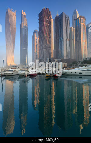 Vista dei grattacieli di ricche Dubai Marina area della città Foto Stock