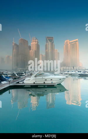 Vista dei grattacieli di ricche Dubai Marina area della città Foto Stock