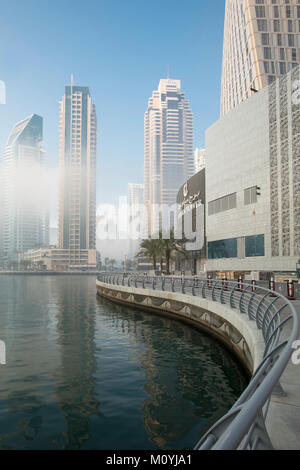 Vista dei grattacieli di ricche Dubai Marina area della città Foto Stock