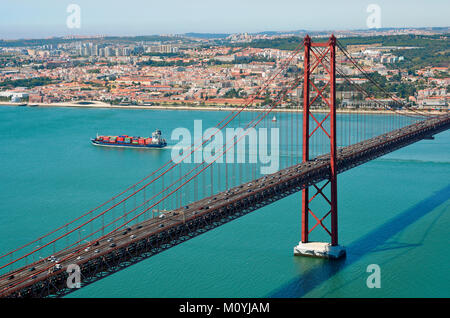 Ponte di aprile 25th,Ponte 25 de Abril oltre il fiume Tejo, Lisbona, Portogallo Foto Stock