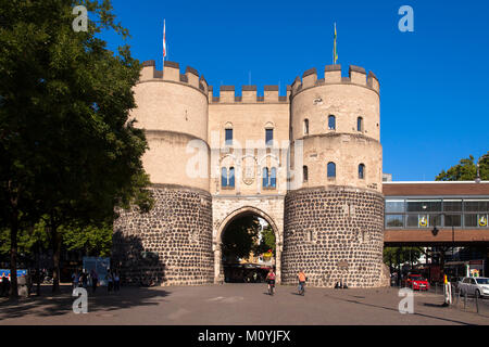 Germania, Colonia, la storica città di Hahnentorburg gate a Rudolf square. Deutschland, Koeln, die Hahnentorburg am Rudolfplatz. - Foto Stock