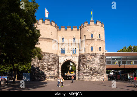 Germania, Colonia, la storica città di Hahnentorburg gate a Rudolf square. Deutschland, Koeln, die Hahnentorburg am Rudolfplatz. - Foto Stock