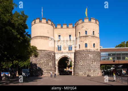 Germania, Colonia, la storica città di Hahnentorburg gate a Rudolf square. Deutschland, Koeln, die Hahnentorburg am Rudolfplatz. - Foto Stock