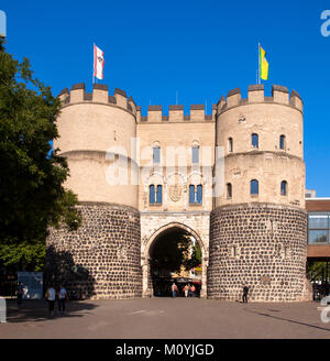 Germania, Colonia, la storica città di Hahnentorburg gate a Rudolf square. Deutschland, Koeln, die Hahnentorburg am Rudolfplatz. - Foto Stock