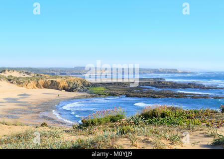 Spiaggia a sud ovest di Alentejo e Costa Vicentina parco naturale, sulla costa di Alentejo vicino a Vila nova de Milfontes Foto Stock