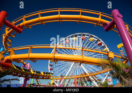 Le montagne russe e la ruota panoramica Ferris al Molo di Santa Monica, California Foto Stock