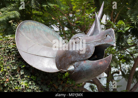 Uno di Claude e Francois Lalanne di sculture di dinosauri, 3rd Street Promenade, Santa Monica, California Foto Stock