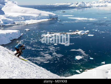 Sci alpino Sci alpinista in discesa in Antartide; Nansen Isola Foto Stock