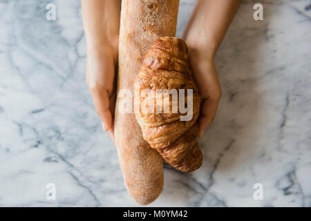 Mani di African American donna pane di contenimento Foto Stock