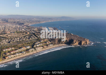 Vista aerea di Dana Point battigia e case in Orange County in California. Foto Stock