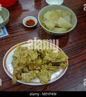 Tofu fritto sul piatto in un ristorante locale di Hong Kong. Foto Stock