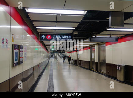 Hong Kong - Mar 29, 2017. Un tunnel della stazione della metropolitana di Hong Kong. In 2014, Hong Kong è stata la undicesima destinazione più popolare per i tour internazionali Foto Stock