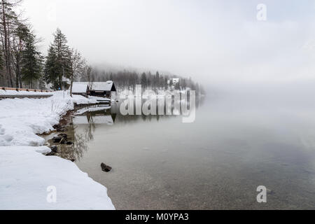 In inverno il lago di Bohinj, sulle Alpi Giulie mountain, Slovenia Foto Stock