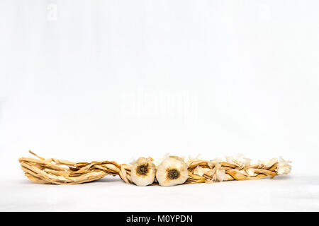 Testa di aglio trecce su sfondo bianco Foto Stock