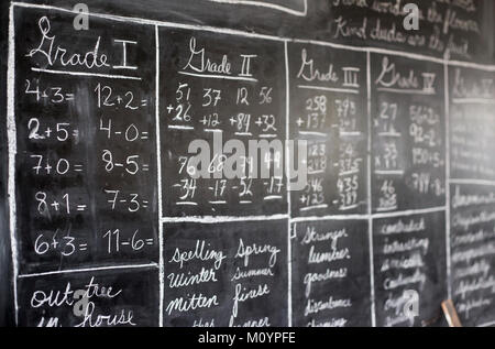 Lezioni di aritmetica e ortografia per diversi gradi scritti su tavola di ardesia in una vecchia scuola di stanza, Calgary, Alberta, Canada Foto Stock